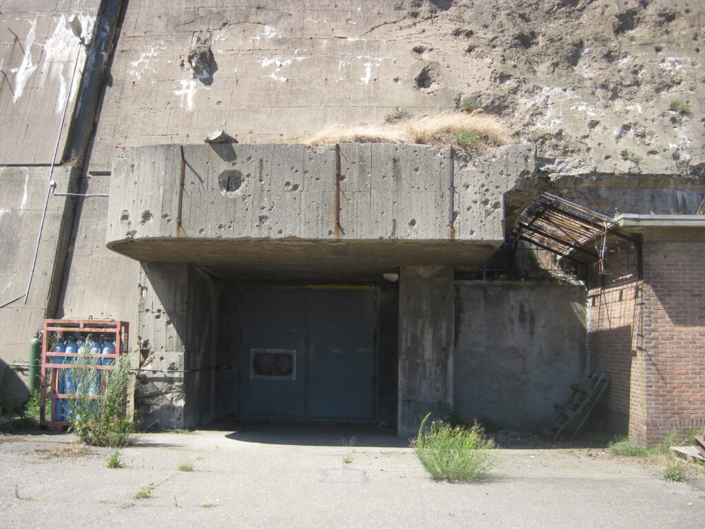 Kantoorontwerp bunker ingang